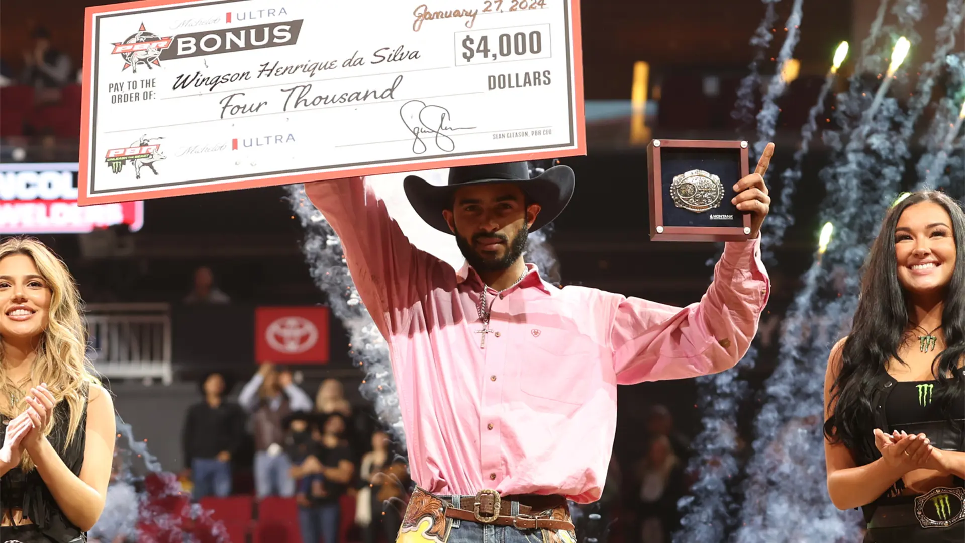 Perfect Wingson Henrique da Silva wins debut PBR Unleash The Beast event inside Toyota Center 