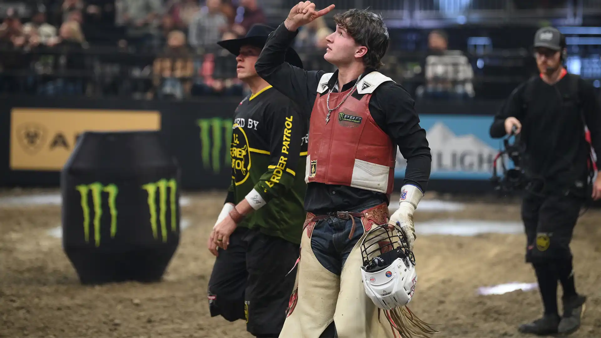 Hudson Bolton claims first‑round win in Milwaukee as race for World Champion tightens at the top