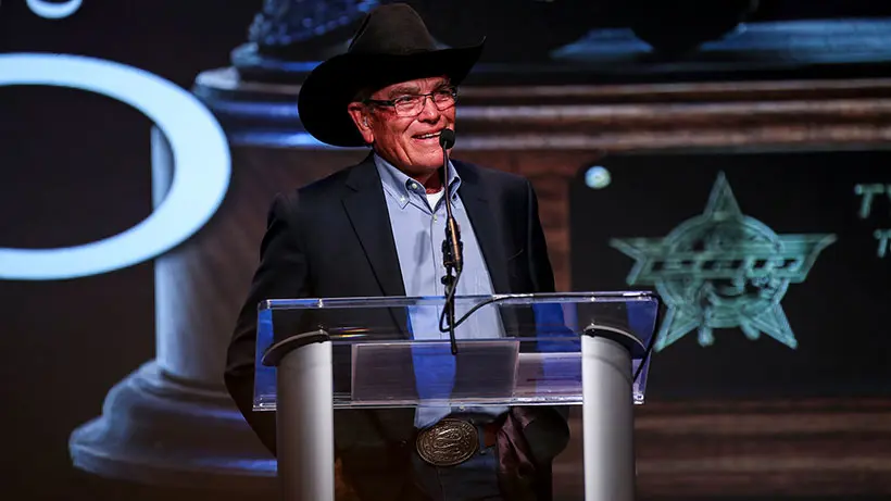 Lyne receives Ty Murray Top Hand Award as true all-around cowboy