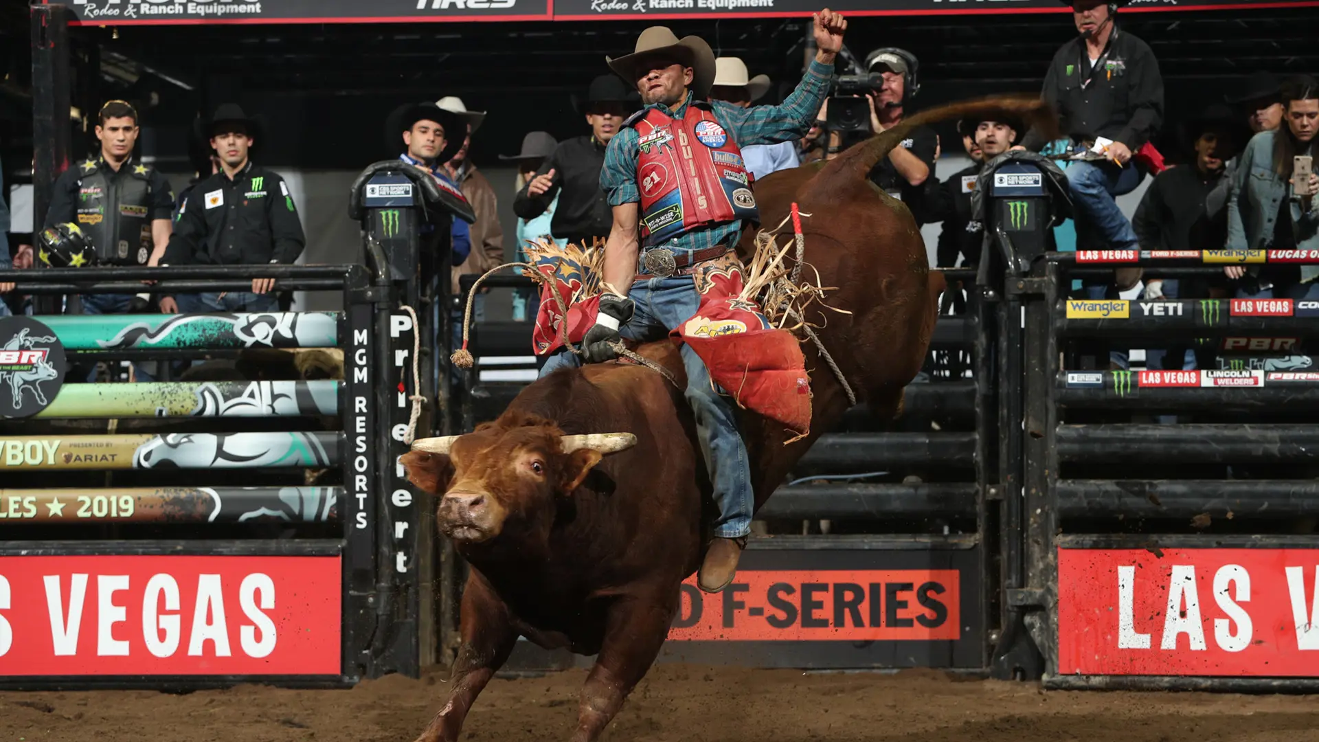 Alan de Souza joins his twin Alisson at Iron Cowboy