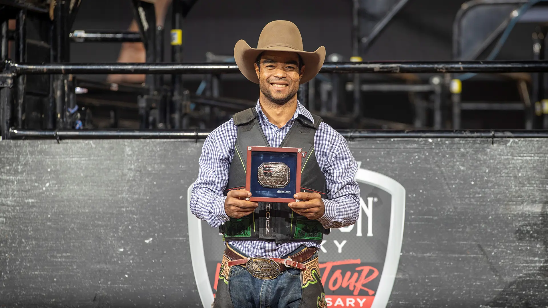 Flawless Ederson Santos wins career-first PBR event at PWVT stop in Laredo, Texas