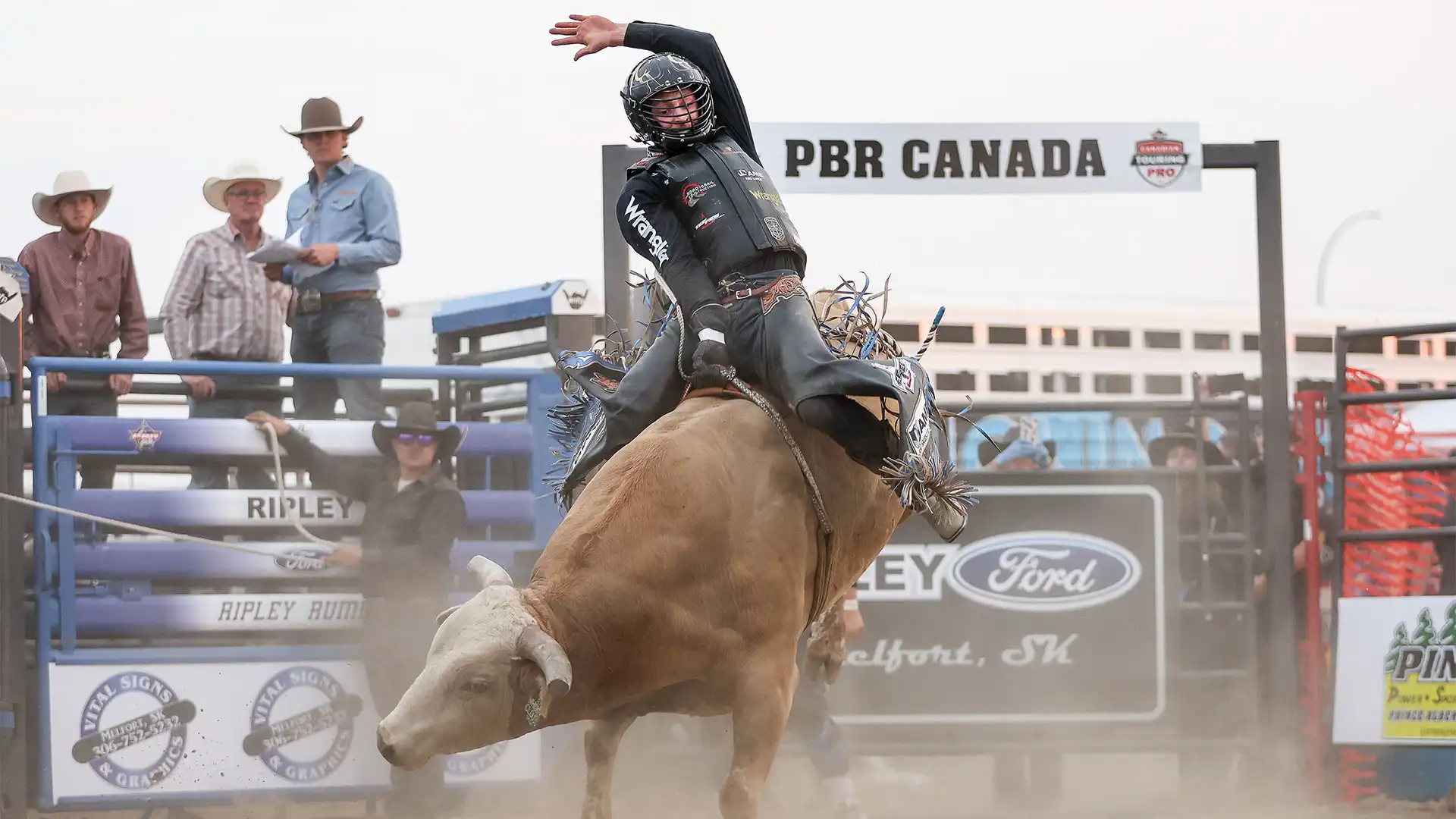 Coy Robbins wins PBR Canada Touring Pro Division event in Melfort, Saskatchewan, vaulting to No. 5 in race for 2025 Canadian Championship