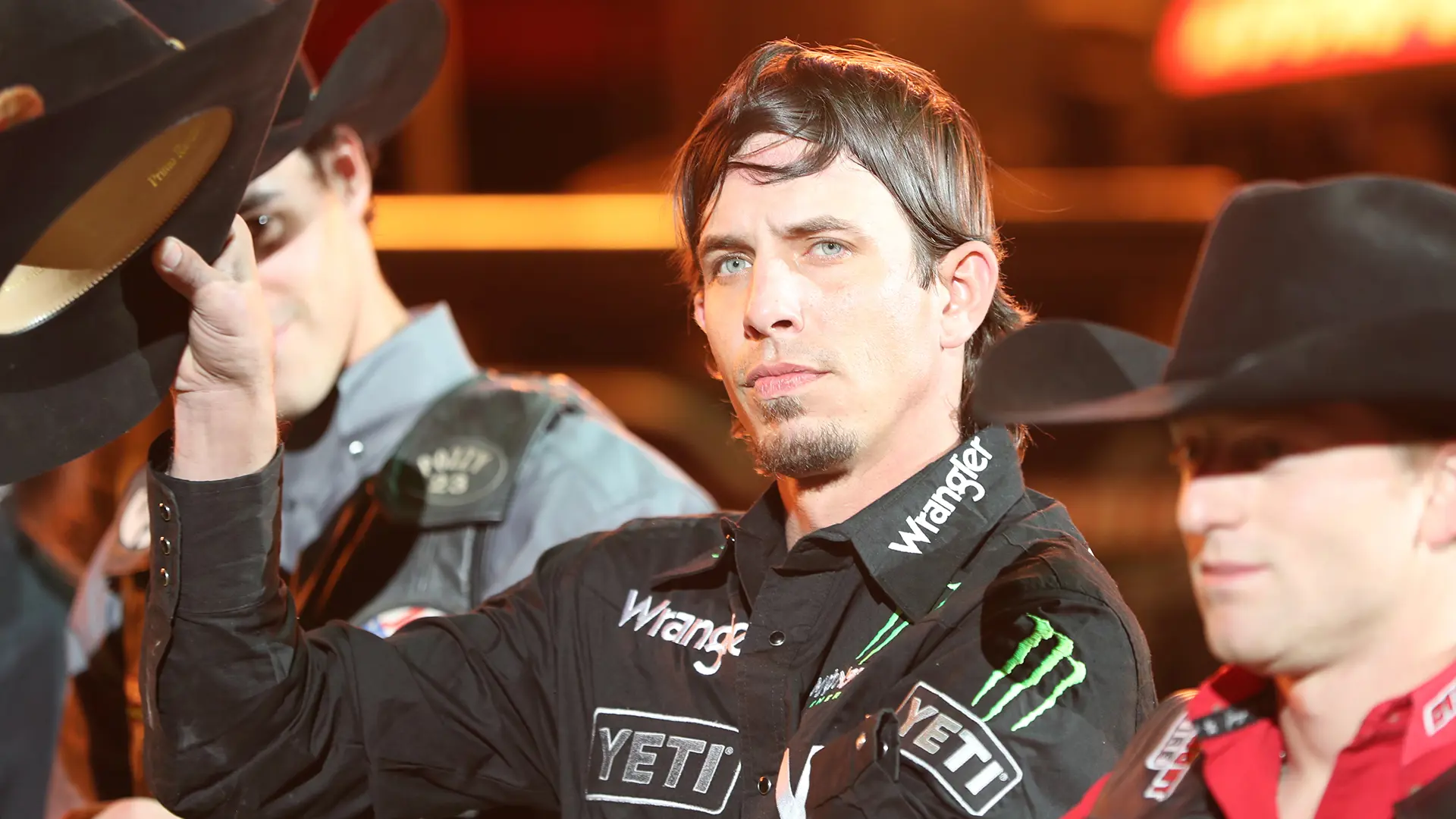 Mauney to ride with broken leg