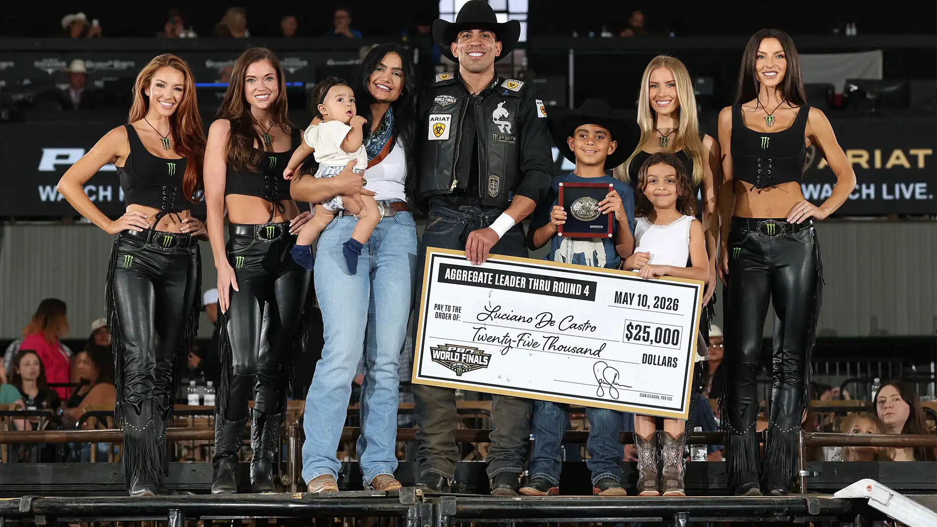 With thirteenth-straight qualified ride, Luciano De Castro advances to 4-for-4 to lead 2026 PBR World Finals: Unleash The Beast