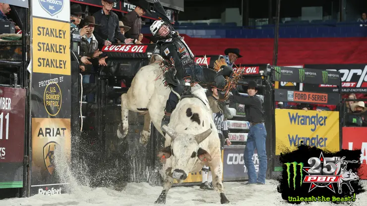 2016 PBR World Champion Cooper Davis Wins Chicago Invitational