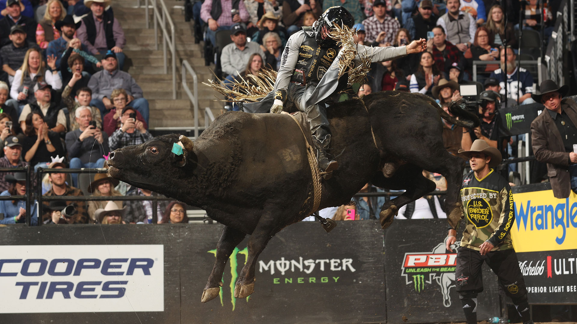 PBR | Kimzey hangs on for a wild ride in Sioux Falls, looks to