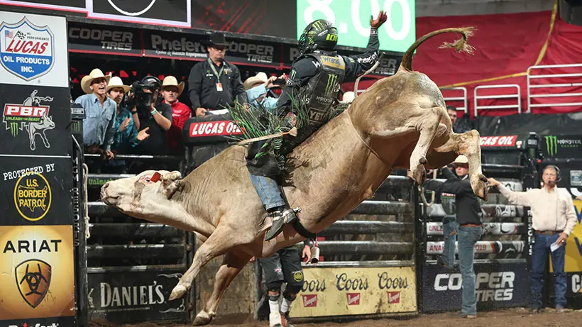 Outlaw patiently takes small bite out of Lockwood’s lead during Round 1 in Anaheim