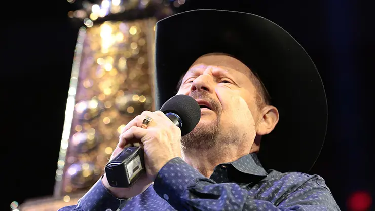 Moe Bandy shares his love of PBR in new autobiography