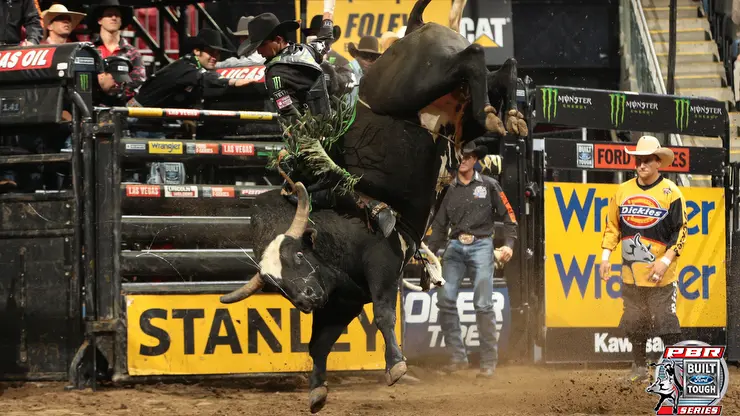 Reigning champion Mauney takes lead in PBR world standings